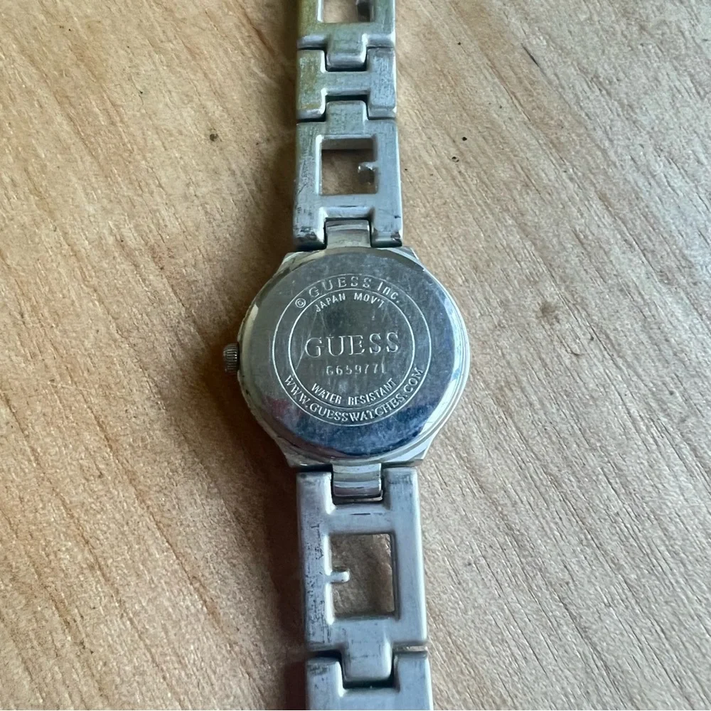 Guess ladies round silver tone G bracelet watch NEW BATTERY
